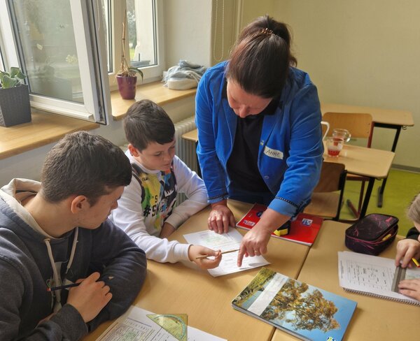 Gemeinsam mit Anne-Katrin Blisse treffen die Schüler:innen erste Entscheidungen für ihren Miniwald. 